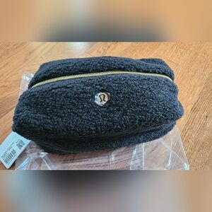 BNWT LULULEMON FEELING READY POUCH LARGE SOLD OUT!!!